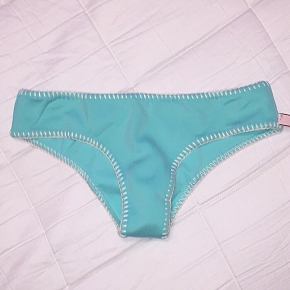 🔥MOVING SALE📦 🆕 VS Surf Bikini Bottoms - Picture 1 of 4